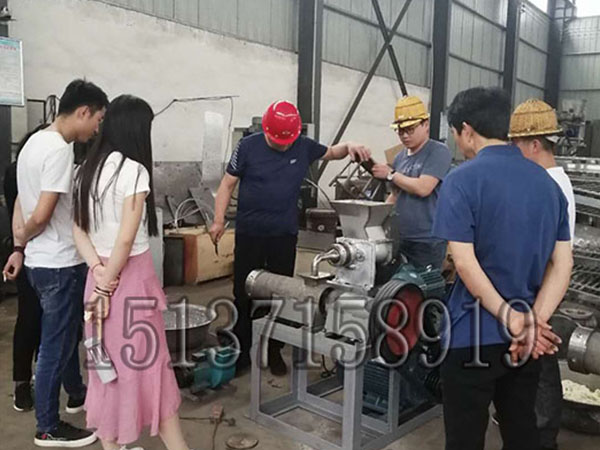 朝鮮冷面機試機現(xiàn)場